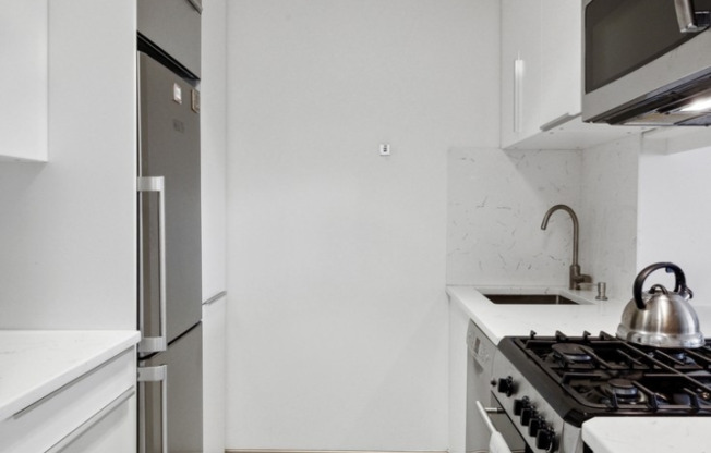 1 bed, 1 bath, 670 sqft, $5,000, Unit 25D