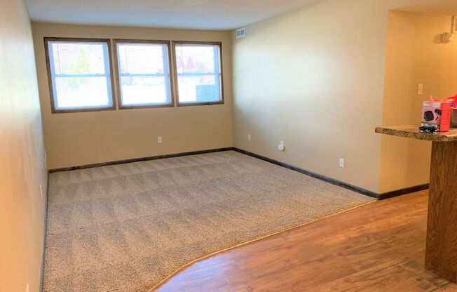 2 beds, 1 bath, 820 sqft, $970, Unit 4324 Wyndsor Terrace Building 4 #10