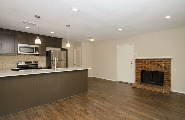 2 beds, 2 baths, 825 sqft, $1,500, Unit 211 B2 Poolside Patio