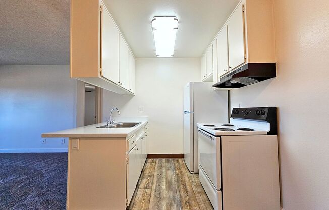 2 beds, 1 bath, 760 sqft, $2,025, Unit 24