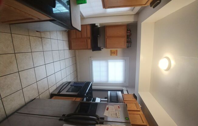 2 beds, 1 bath, 1,800 sqft, $1,500, Unit C