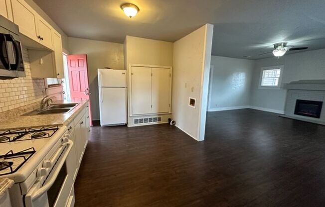 2 beds, 1 bath, $995