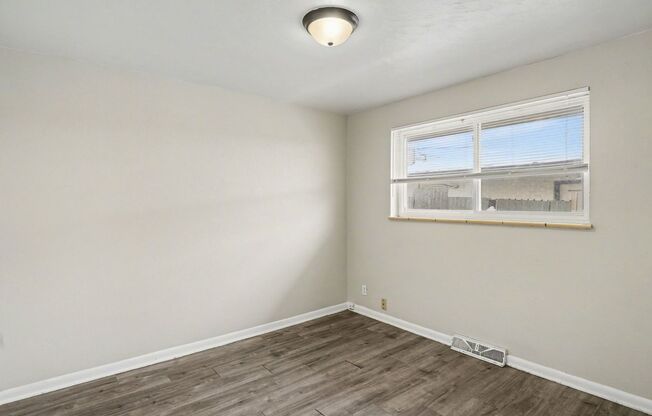 Front Unit - Duplex - 4bed 2bath - Finished Basement! **Special**