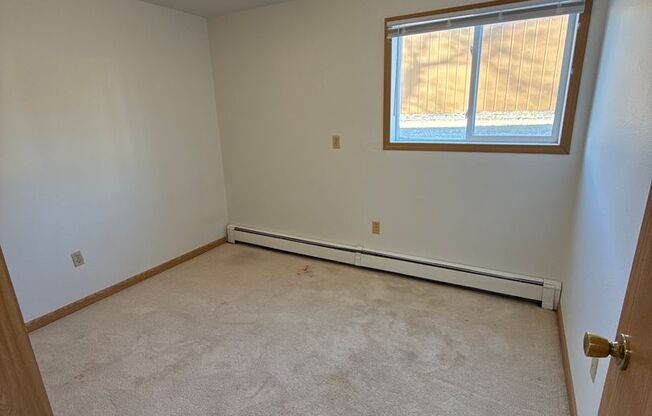 2 beds, 1 bath, $800, Unit 5