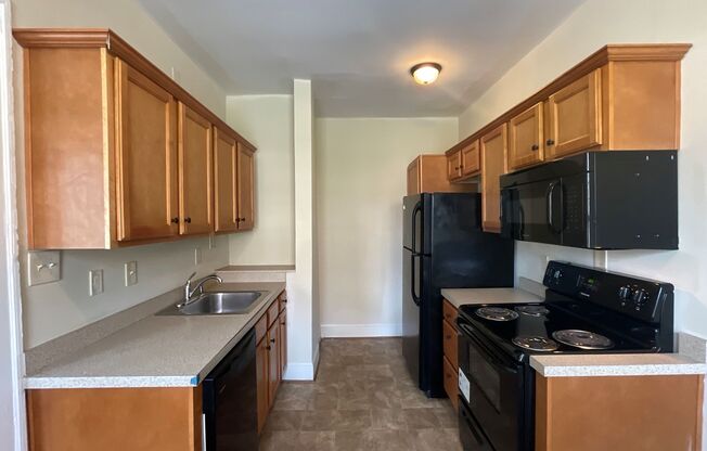 1 bed, 1 bath, 693 sqft, $1,075, Unit 1616 E. 8th St. #1