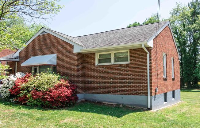 3 Bedroom, 1 Bath, Ranch Located in NW Roanoke