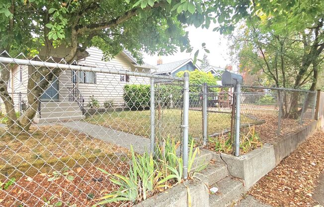 Sweet deal! 3bed/1bath Single Family home in West Seattle
