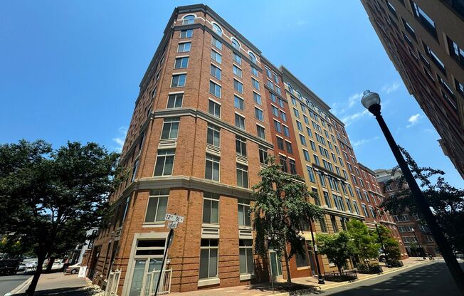 Luxurious 2 Bed 2 Bath Condo In Station Square