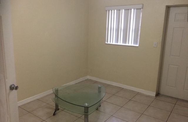 2 beds, 1 bath, 925 sqft, $2,079, Unit 2