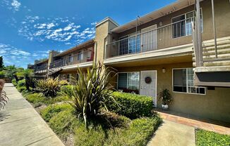 Upgraded and Bright 2nd floor Condo in Rolando near SDSU!!!