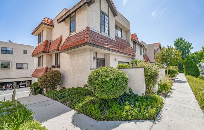 Spacious 3-Bedroom Townhome with Community Amenities in Canyon Country!