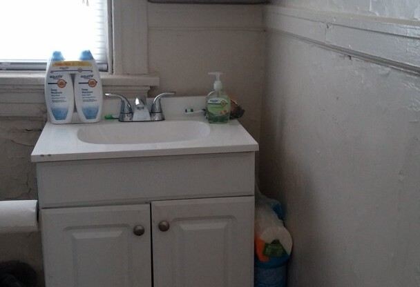 1 bed, 1 bath, $1,150, Unit Apt. 12