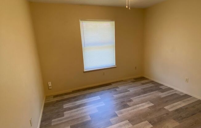 2 beds, 1 bath, 968 sqft, $895, Unit 6118-A 37th