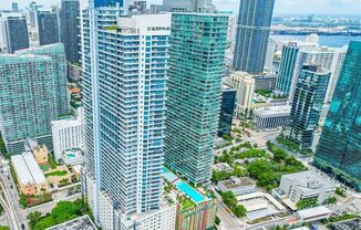Fabolous 3 bed 3 bath condo located in the heart of Brickell!