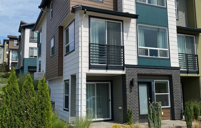 Luxury Renton Townhome Condominium - 4 bedroom and 4 bathrooms with 2 car garage, Available NOW!