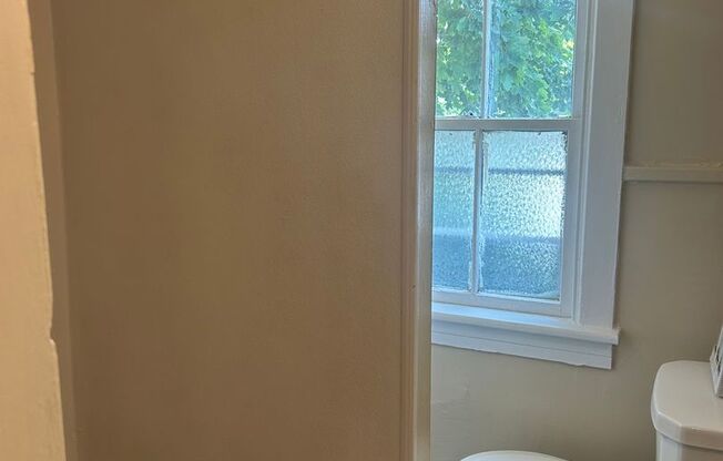 2 beds, 1 bath, $1,100