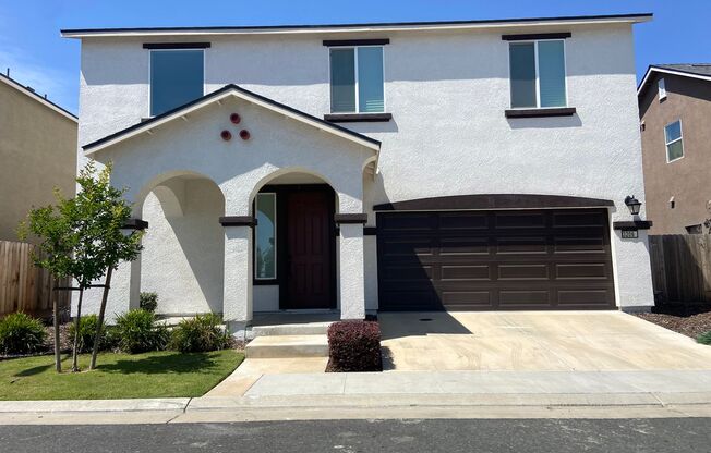 Beazer home located in SE Visalia Available Now!