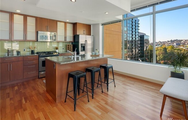 Great 2bd/2ba modern condo located in the center of South Lake Union W/S/G and parking included!