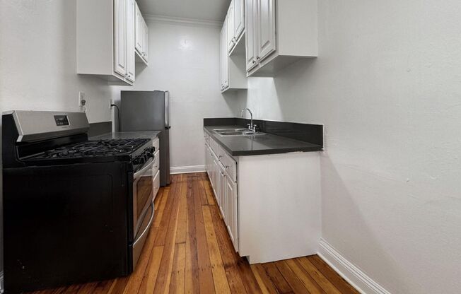 Studio, 1 bath, 450 sqft, $1,325, Unit 304