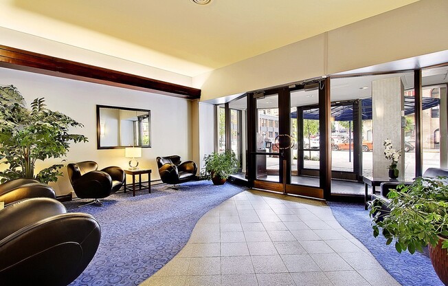 Beautiful bright One Bedroom Condo With Stunning Views. 750sqft