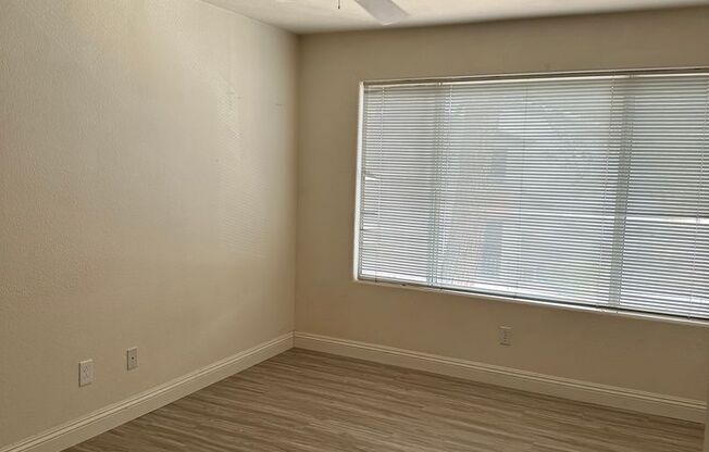 Great 2 bedroom 2 bathroom upstairs condo!