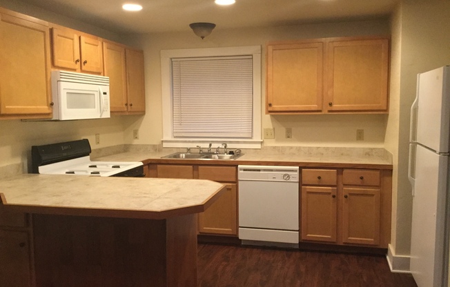 3 beds, 2 baths, $1,395, Unit Lower