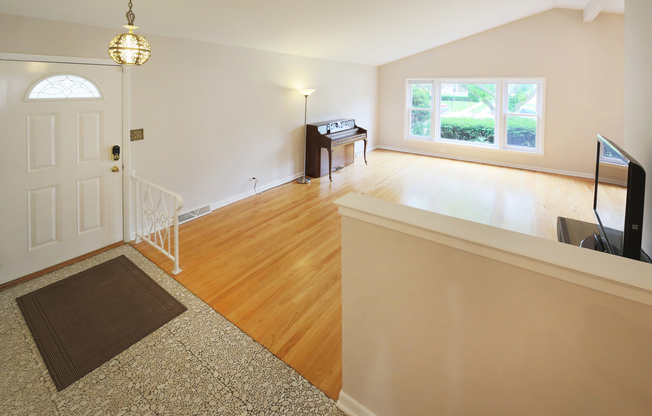 711 LEAMINGTON AVE