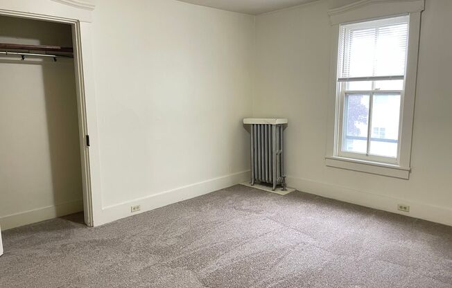 2 beds, 1 bath, $1,225, Unit 200 S. Broad St.- Apt. B