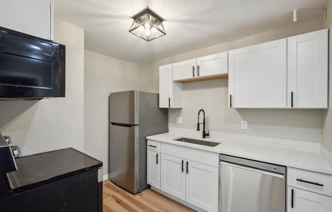 2 beds, 1 bath, 675 sqft, $1,600, Unit #13