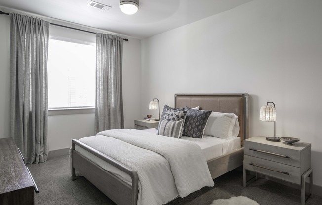 Beckett West Fork apartment homes feature spacious bedrooms with 9-foot ceilings, oversized windows, and ceiling fans.