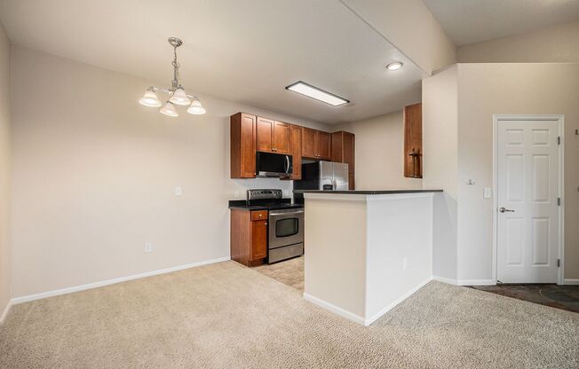 Top Floor Condo, Panoramic Mountain Views!