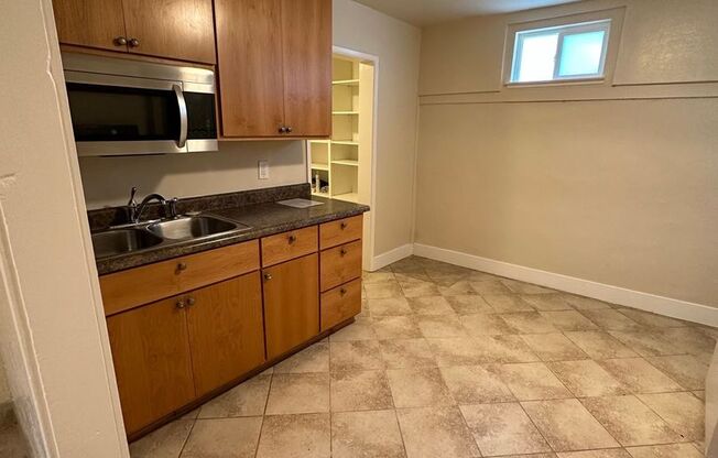 2 beds, 1 bath, $1,185, Unit 1154 #2 (Bottom Unit)