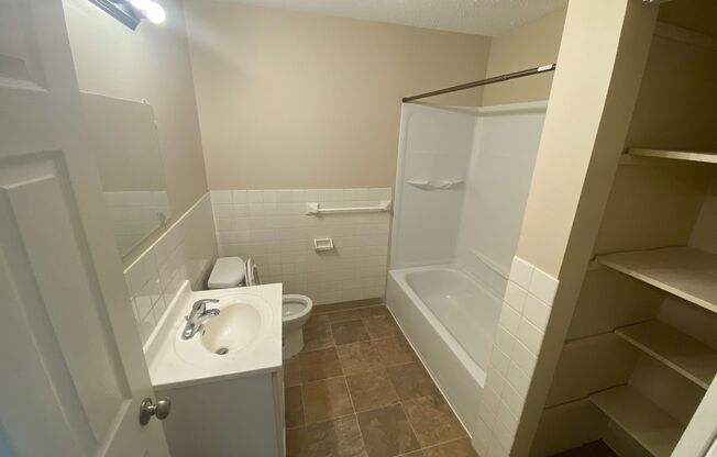 2 beds, 1 bath, 850 sqft, $1,199, Unit 103