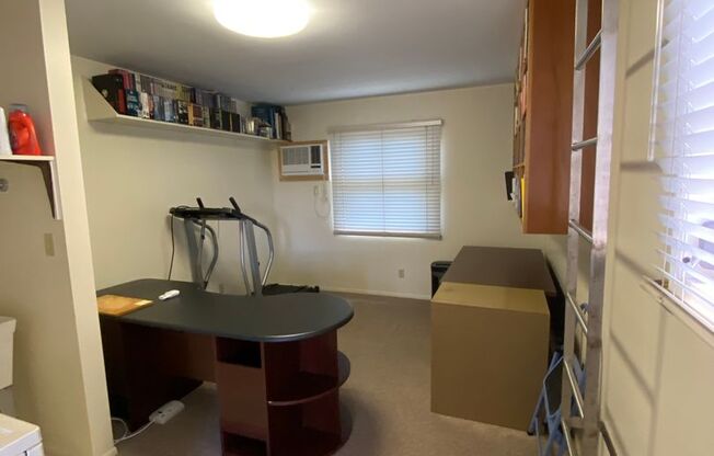 Large 1 Bedroom Ohana Unit in Wilhelmina Area