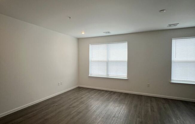 Studio, 1 bath, 700 sqft, $1,200, Unit Apt 211