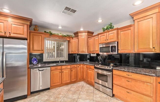 Updated 3bd w/ pool 51ave Bell