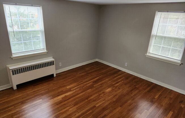 2 beds, 1 bath, 897 sqft, $2,335, Unit E-17