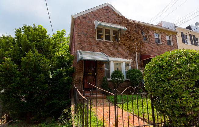2211 DOUGLAS ST NE