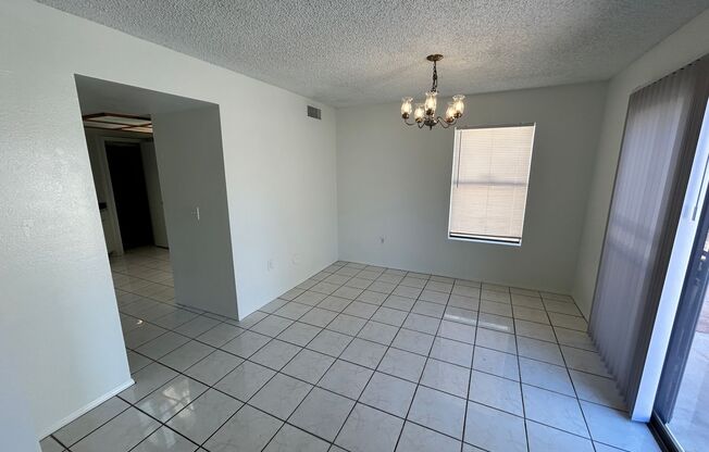 Charming 3 bed / 2.5 bath Gilbert Home with Split Floor plan & No carpet!!