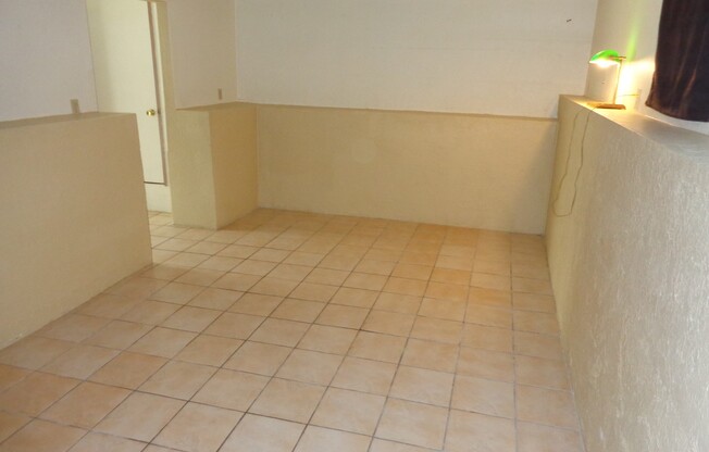 Cute Oceanside Studio with utilities included, Walking distance to Harbor, Private enclosed patio