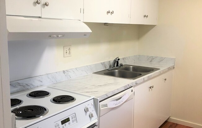 Kapiolani Towers - 2 Bedroom 1 Bath 1 Parking, Electricity Included!