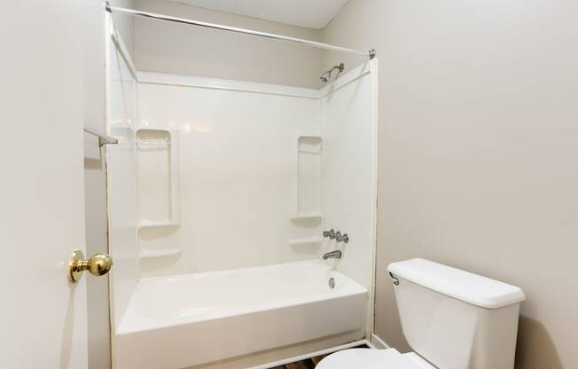 Cottonwood Apartments Greenville, MS Bathroom