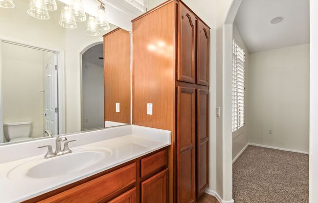 4 beds, 2.5 baths, $2,200, Unit #1171