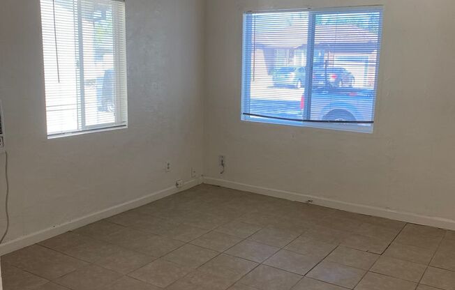 1 bedroom 1 bath Duplex Located in Merced!!