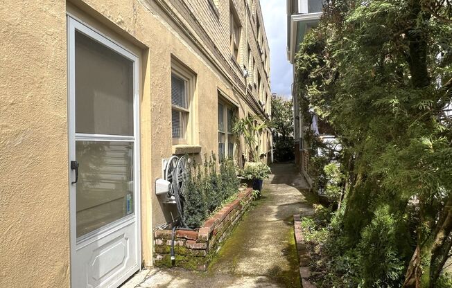 1 bed, 1 bath, 700 sqft, $1,295, Unit A