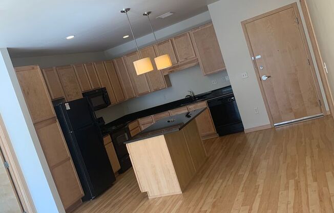 2 beds, 2 baths, 1,000 sqft, $1,395, Unit 212