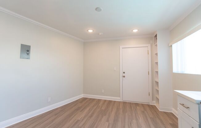 Studio, 1 bath, 350 sqft, $1,748, Unit 300