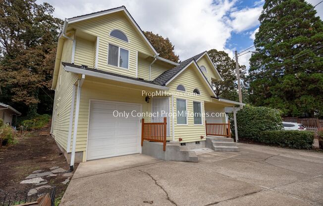 Discover Your Oasis: Charming Gladstone Duplex! New interior Paint+ Recently Updated!