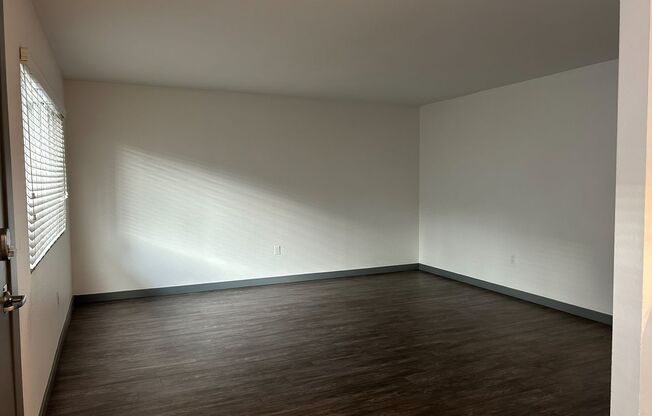 2 beds, 1 bath, 950 sqft, $2,940, Unit C027