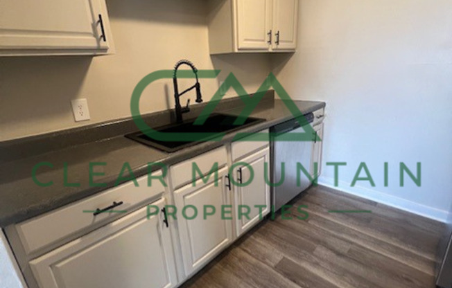 2 beds, 1 bath, 900 sqft, $1,300, Unit 5